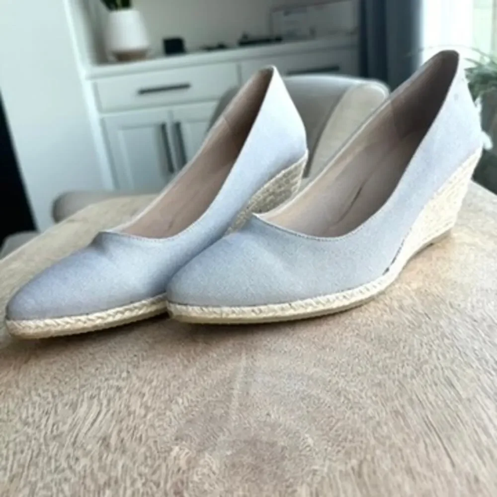 NWOT Viscata Barcelona‎ Roses U-Cut Canvas: medium wedge slip on espadrilles